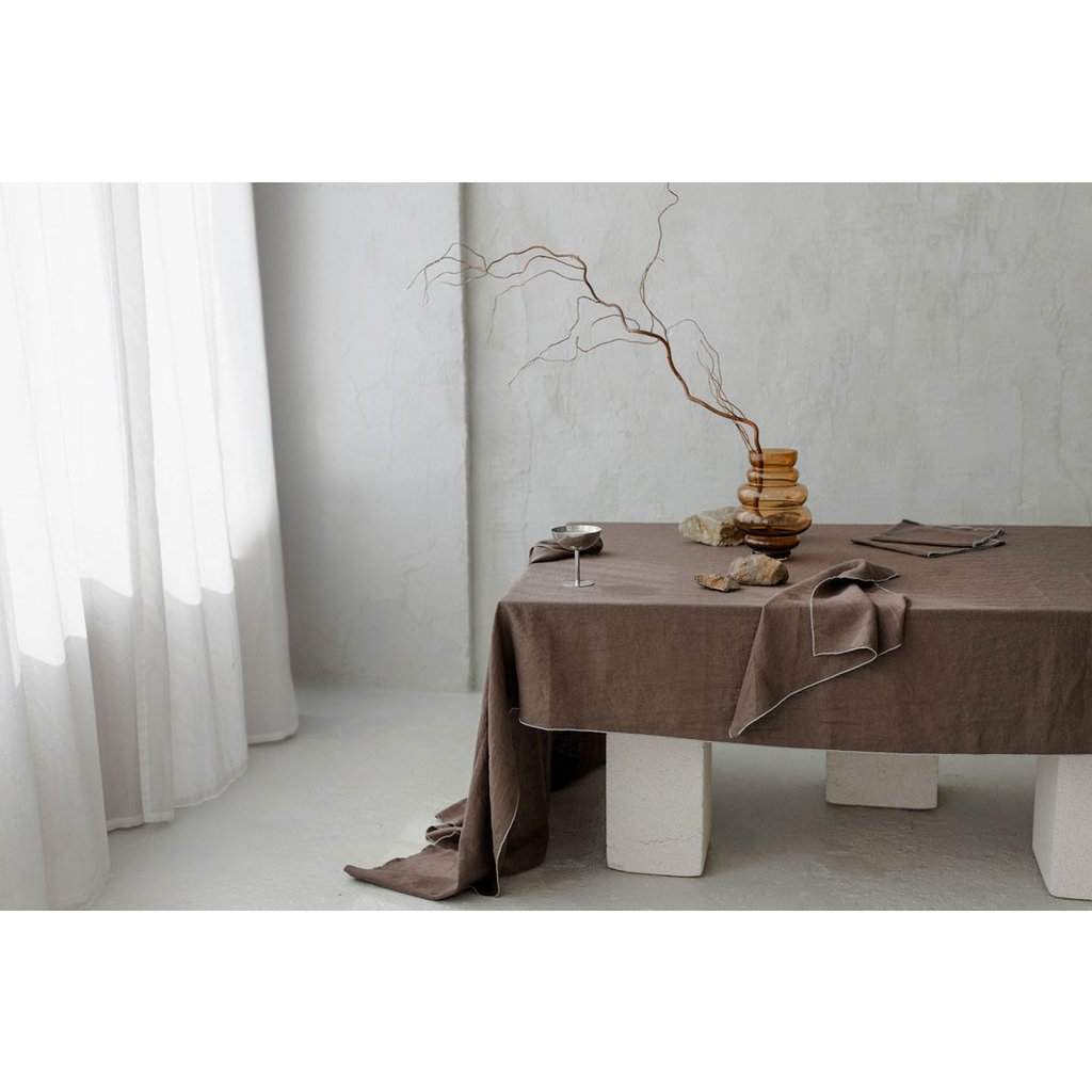Linned dug med kontrastdetaljer Stone & Cacao Brown -330x145cm