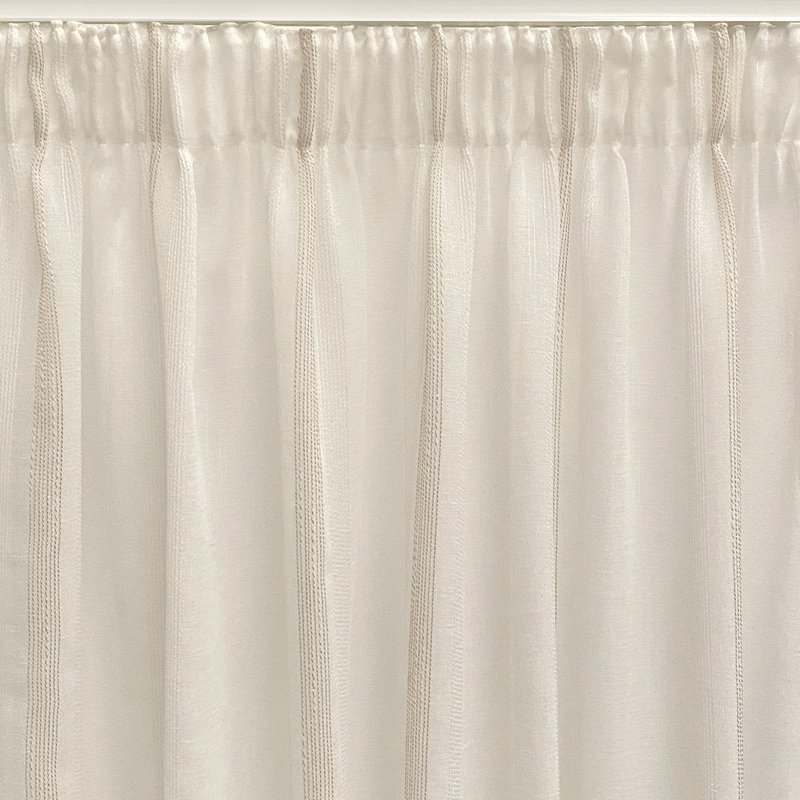 Cortina translúcida de color beige confeccionada en cinta multifunción (cinta fruncidora o pasabarras). Visillo Jacquard de rayas vertikale fabrikation med materialer reciclados og calidad. Naturlige farver og kalidos. Cortinas para salón, dormitorio