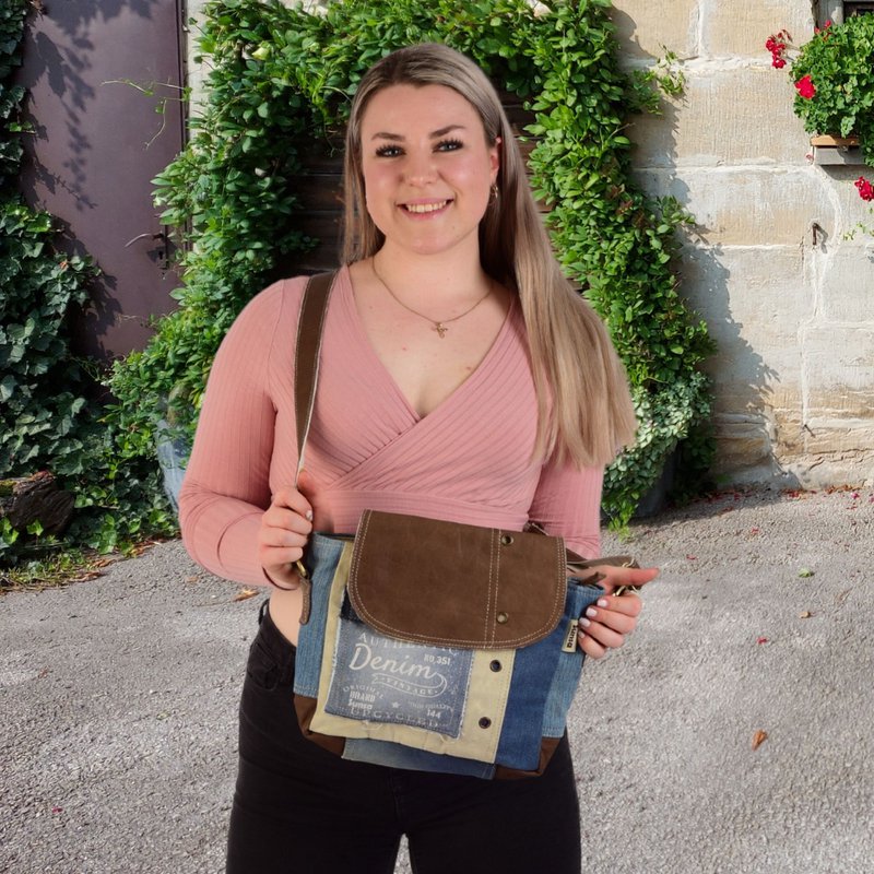 Sunsa damestas. Handtas gemaakt van upcycled jeans en canvas. Schoudertas in messenger-vorm. Schoudertas in vintagestijl. Grote crossbodytas voor dames