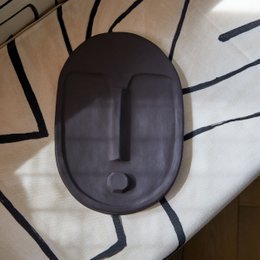 Abstrakcyjna ceramiczna maska ​​do dekoracji ścian - antracytowa szarość
