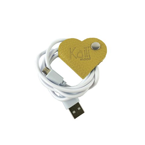 K0039RB | Hergestellt in Italien, herzförmige Kabeltrommel aus echtem Vollnarbenleder, Dollar-Maserung – Farbe Gelb – Maße: 5 x 8 x 0,5 cm – Verpackung: Geschenkbox mit festem Boden/Deckel