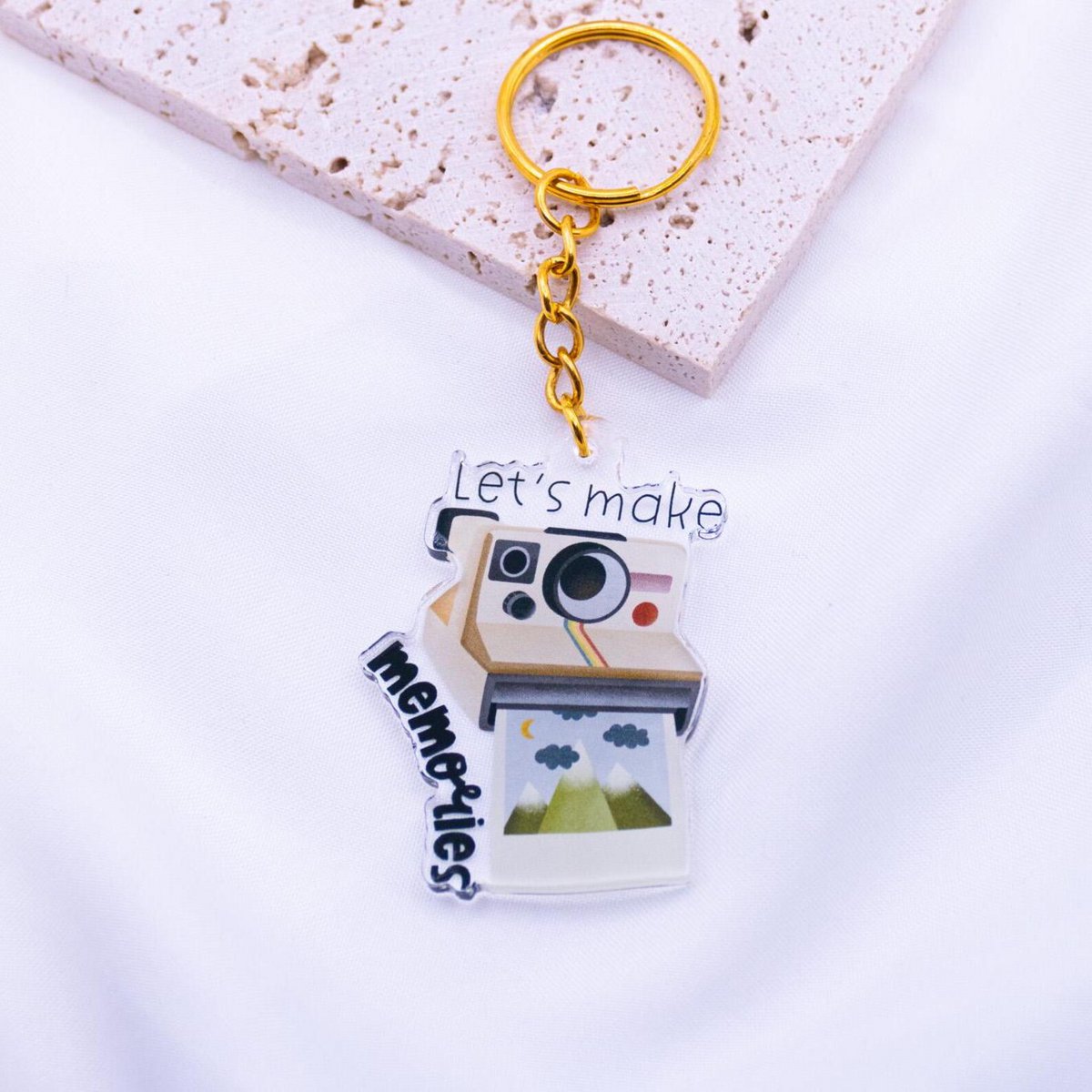 Nøglering Polaroid kamera "Let's make memories" lavet af akryl - gave rejse nøglering