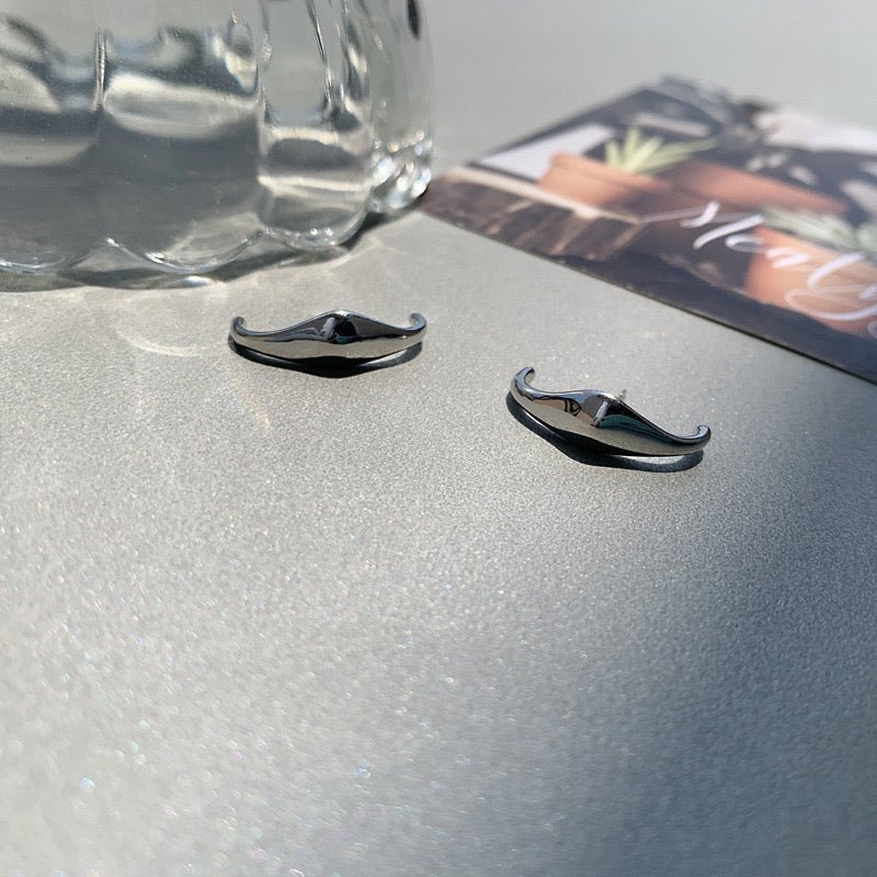 Ear Cuff in argento dal design fluido e minimalista, un paio
