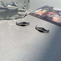 Ear Cuff in argento dal design fluido e minimalista, un paio