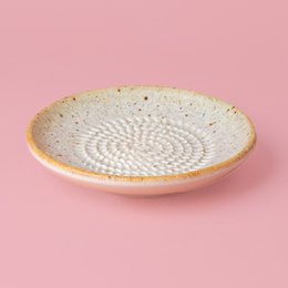 Keramische bord knoflook en kleine kaasraller