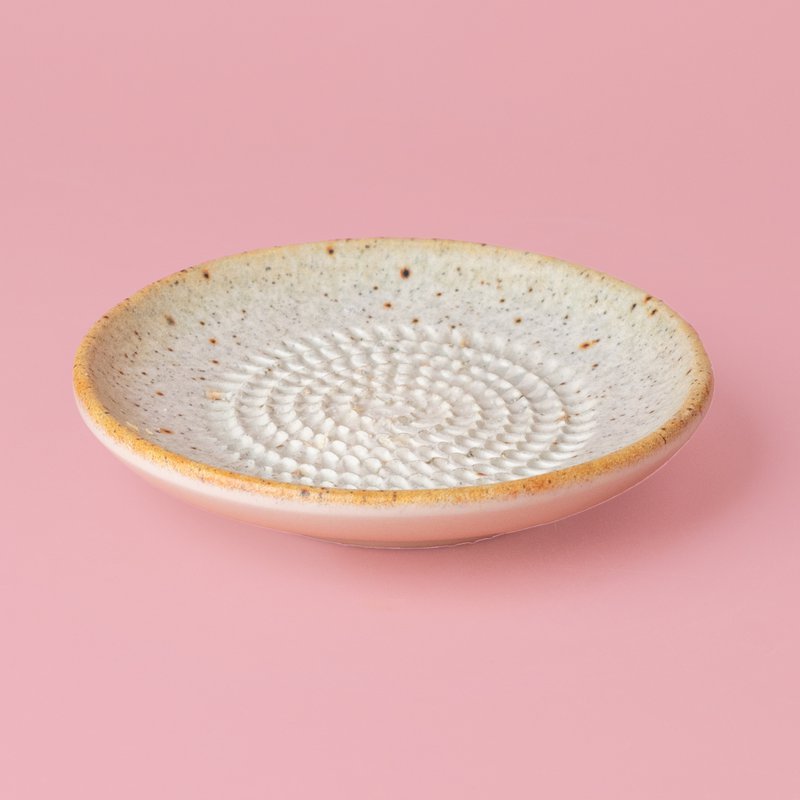 Keramische bord knoflook en kleine kaasraller