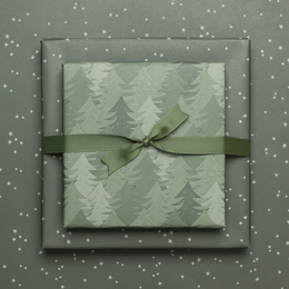 Carta da regalo natalizia sostenibile verde, carta da regalo Alberi di Natale e stelle - carta da regalo fronte-retro realizzata con carta riciclata al 100%.