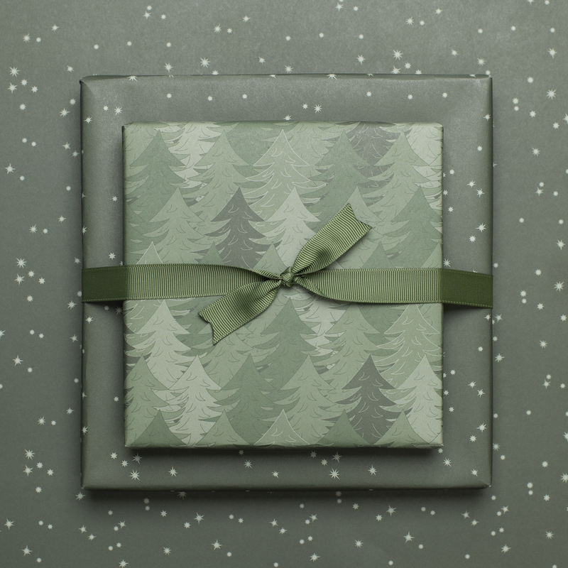 Carta da regalo natalizia sostenibile verde, carta da regalo Alberi di Natale e stelle - carta da regalo fronte-retro realizzata con carta riciclata al 100%.