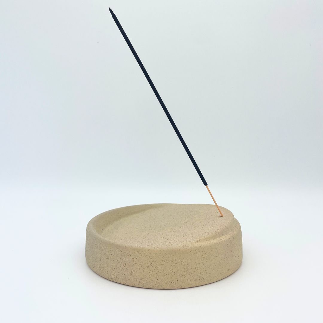 røgelsesholder - røgelsesholder - keramik - rund - skrå - beige - diameter 14,5 cm - røgelsebrænder