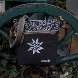Domelo Trachtentasche. Damen Umhängetasche. Dirndl Schultertasche aus Canvas ( Segeltuch) & Leder. Handtasche in Trachten Stil mit Reh Edelweiß Aufdruck. Crossbody Tasche für Frauen als Oktoberfest Accessoires.