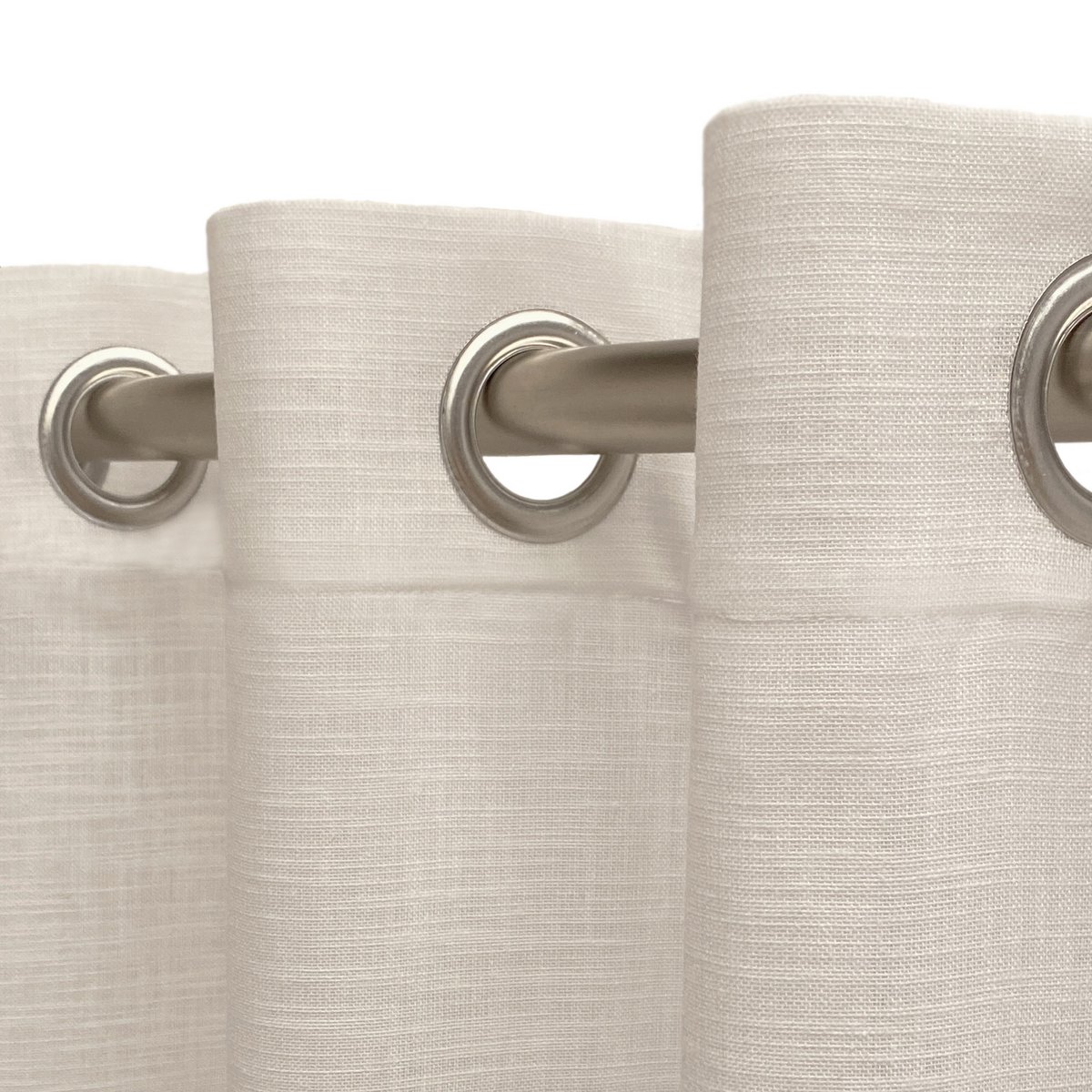 Rideau translucide réalisé à oeillets. Rideaux de qualité fabriqués avec des matériaux recyclés. Couleur naturelle. Rideaux pour salon, chambre et cuisine.
