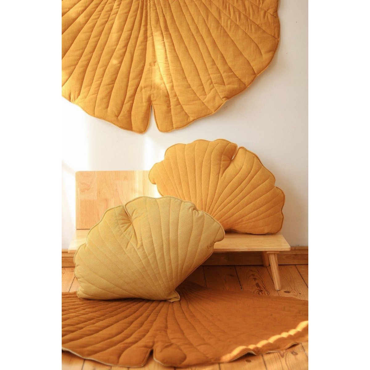 Samt-Ginkgoblatt-Kissen „Honig“.