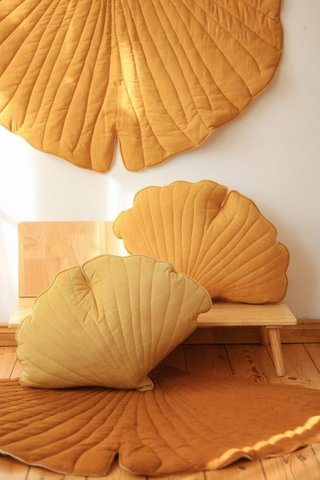 Kussen van fluwelen ginkgoblad 'Honing'