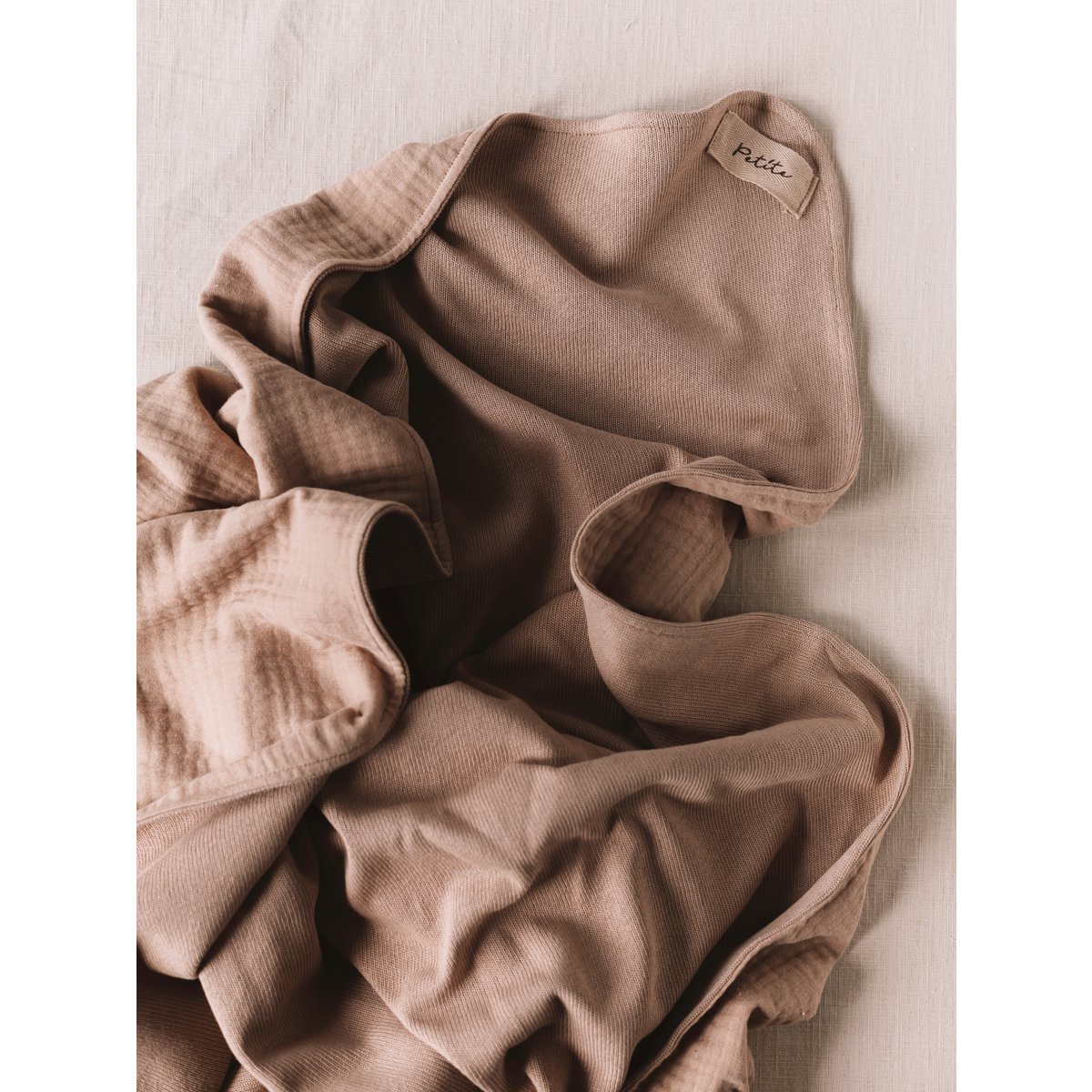 Gebreide + mousseline deken / donkerbeige