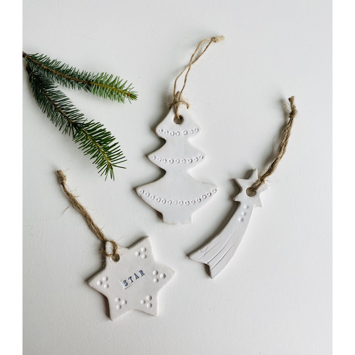 Kerst cadeau: setje witte kerstboomhangers van keramiek