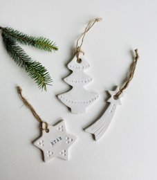 Kerst cadeau: setje witte kerstboomhangers van keramiek