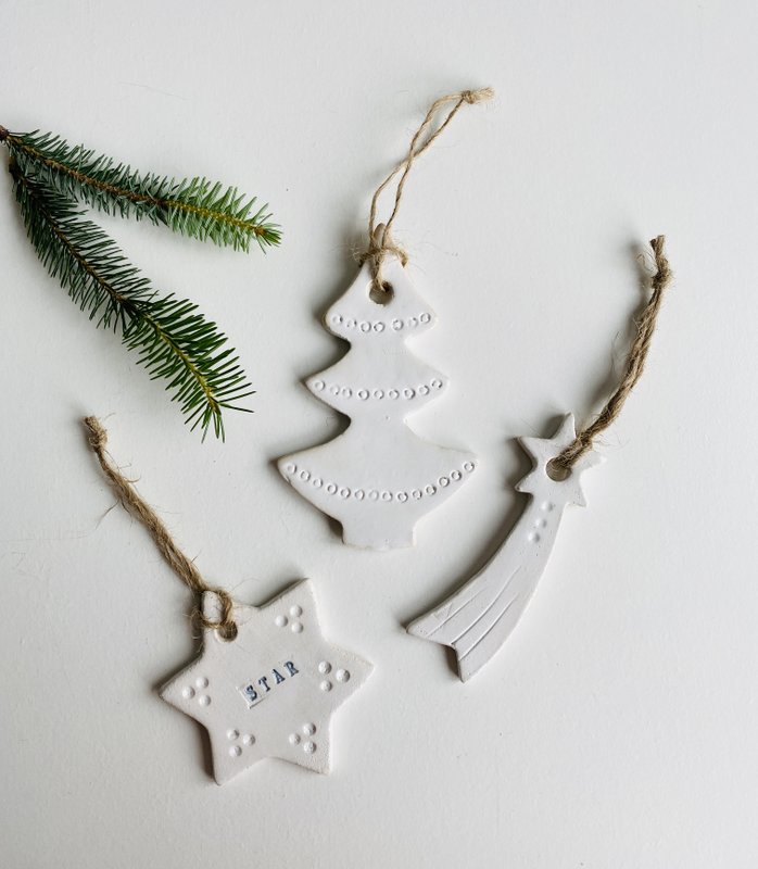 Kerst cadeau: setje witte kerstboomhangers van keramiek