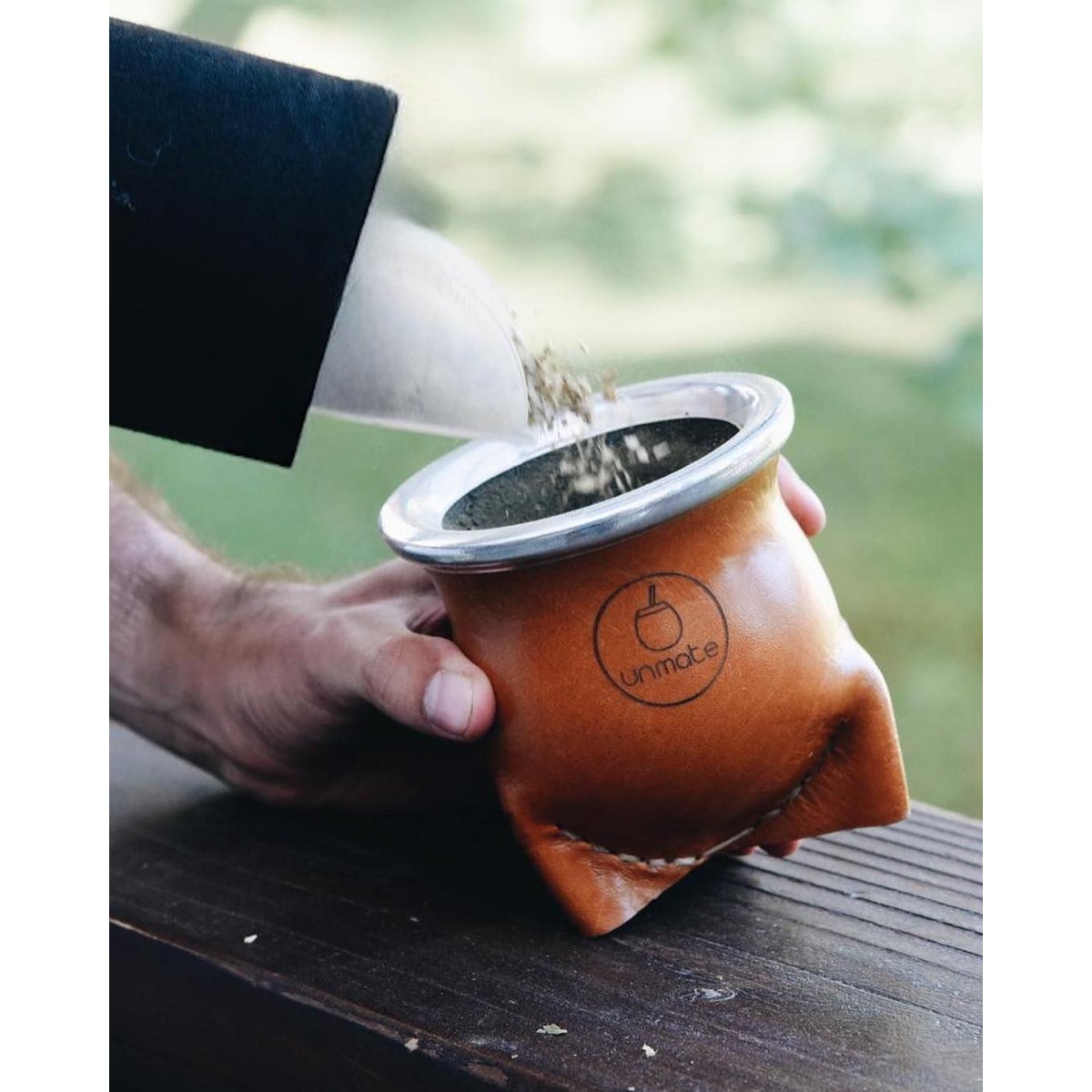 Un Mate Black Yerbera - latta, contenitore per yerba mate con dispenser