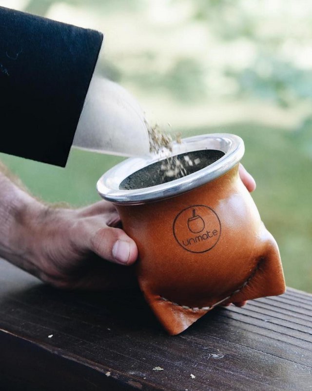 Un Mate Black Yerbera - dåse, beholder til yerba mate med dispenser
