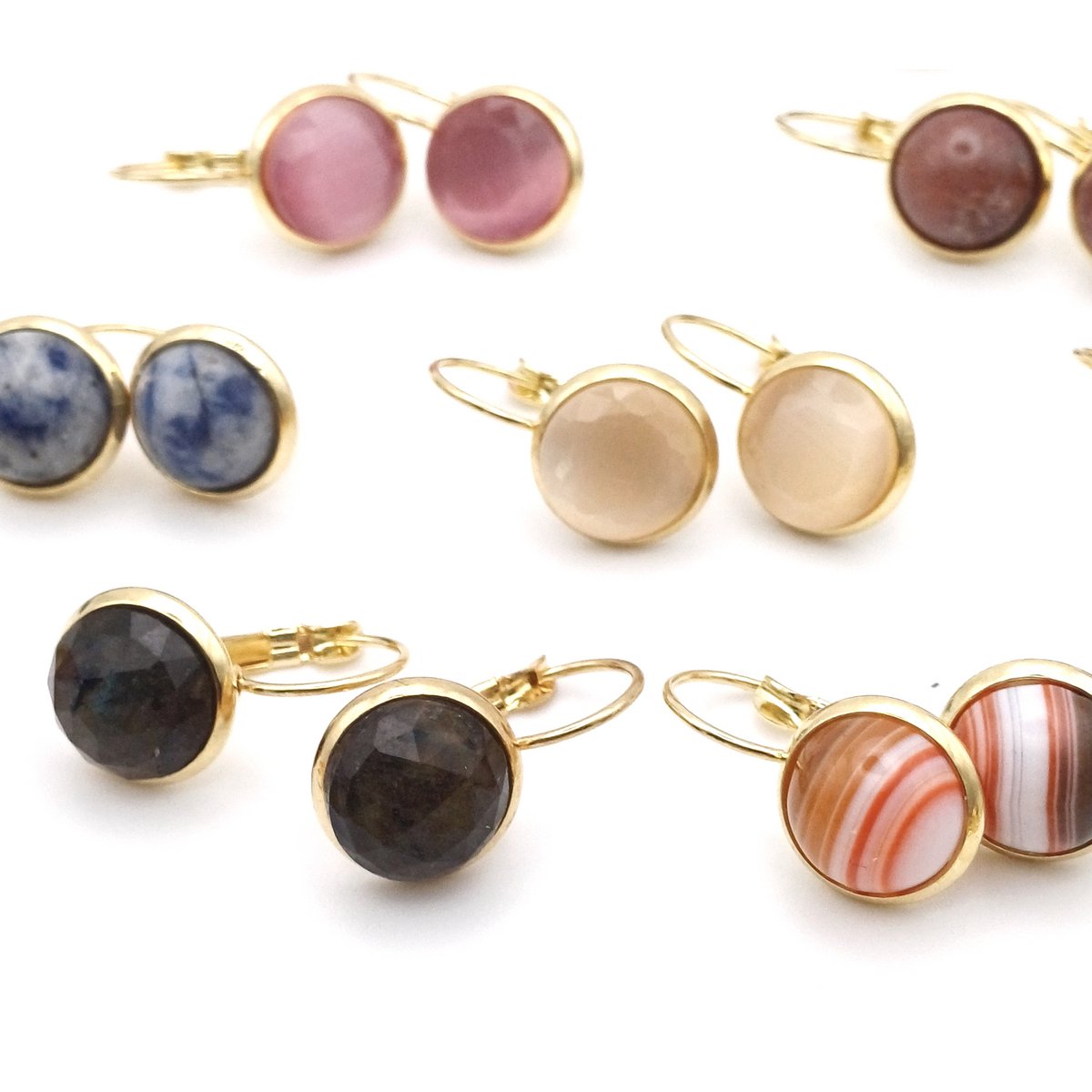 Leverback stainless steel earring with 10 mm cabochon
