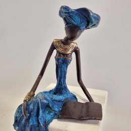 Bronze-Skulptur "woman who reads" by Hamed Nikiema | 28 cm