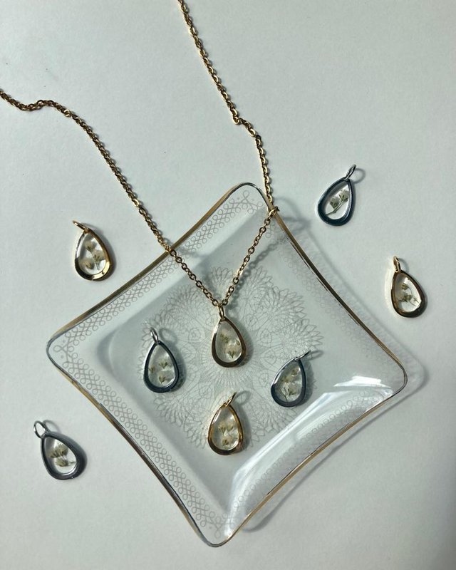 Resin/Stainless Steel Pendant gold/silver with Gypsophila (without necklace)