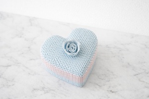 Eterna Wonder — Hartvormige doos in gebreide stijl — Decoratief opbergobject — Pastelblauw en roze