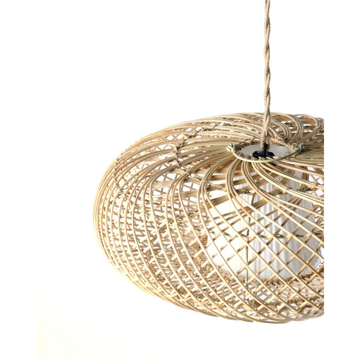 Ratán Bukittinggi Range lampe suspendue ovale avec tissu diffuseur.
