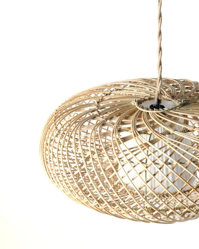 Ratán Bukittinggi Range Lampa wiszka owalna z tkaniną dyfuzorem.