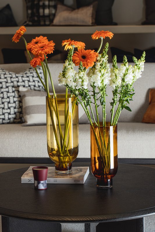 Vase en verre moderne sobre, forme cylindrique sur une base solide, orange foncé chaud, OMAHA14AM