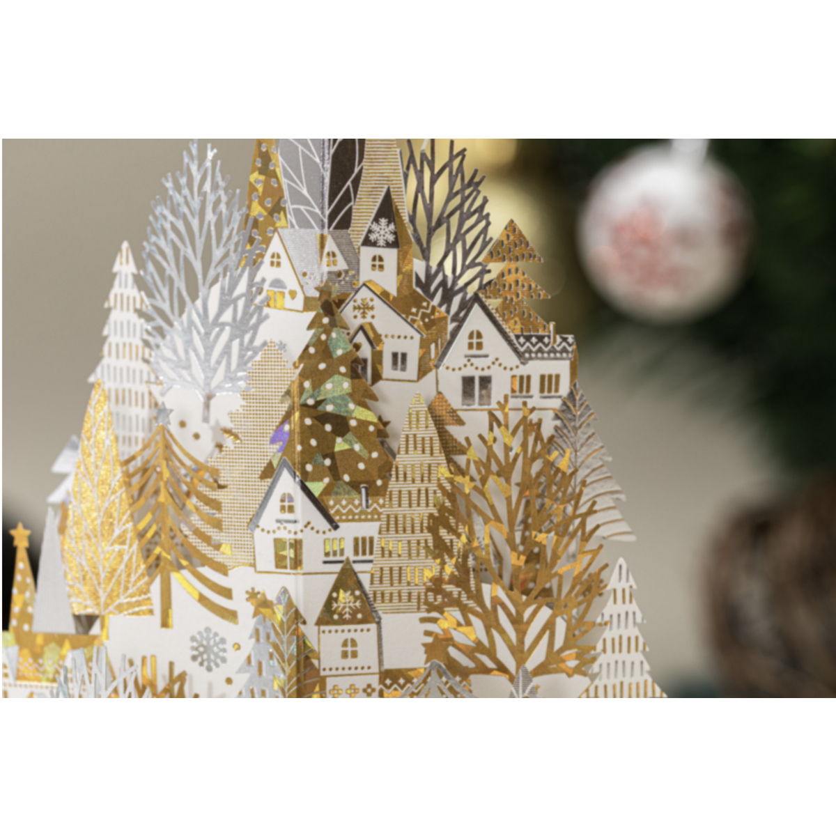 3D Pop-up-Weihnachtskarte goldweiße Häuser auf einem Schneehügel