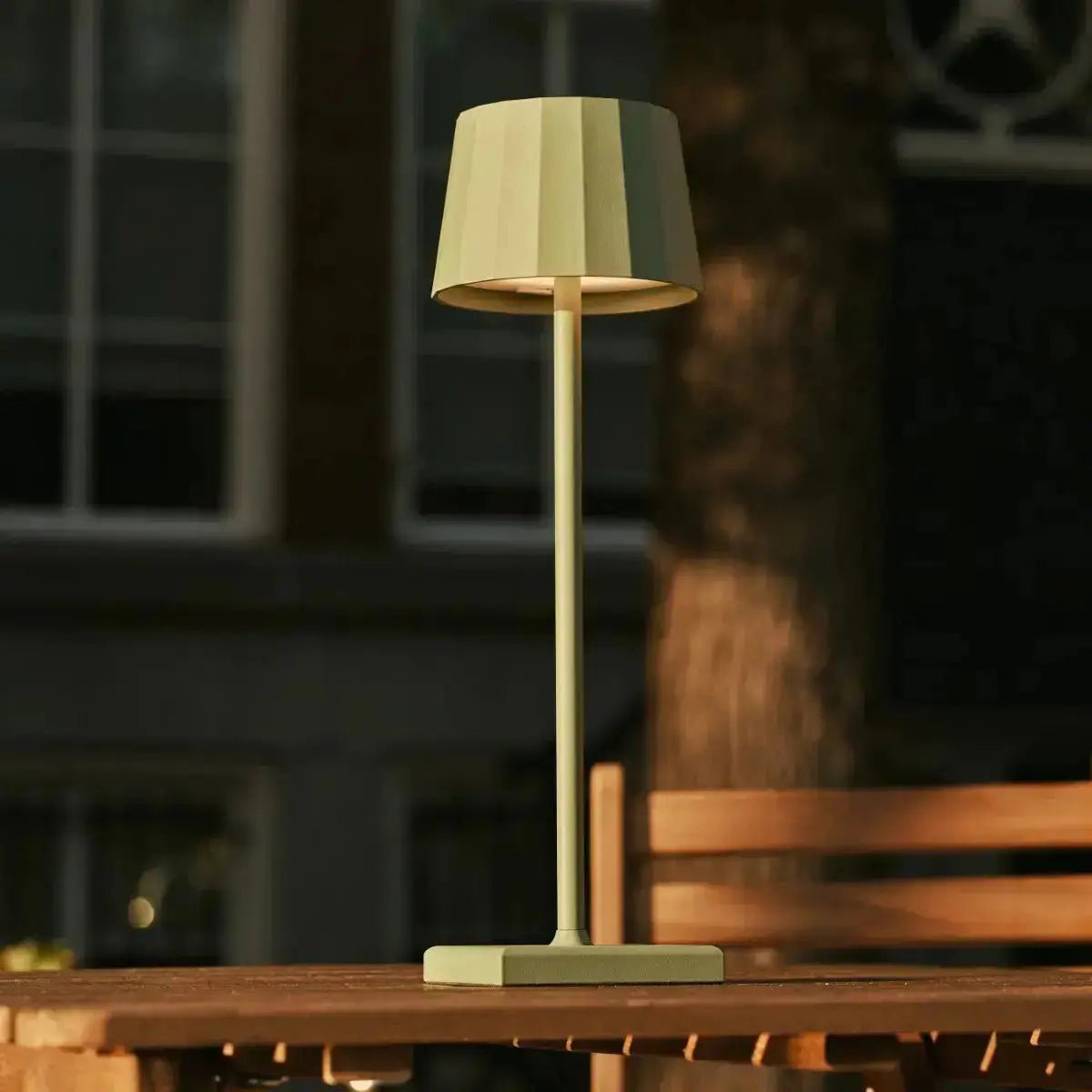 Kombi-Set Profi | 8 x Wouter Sage Green wiederaufladbare Tischlampen und Ladestation