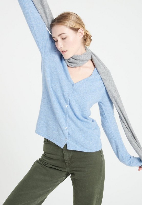 LILLY 7 Himmelblå figursyet cardigan i kashmir med V-hals