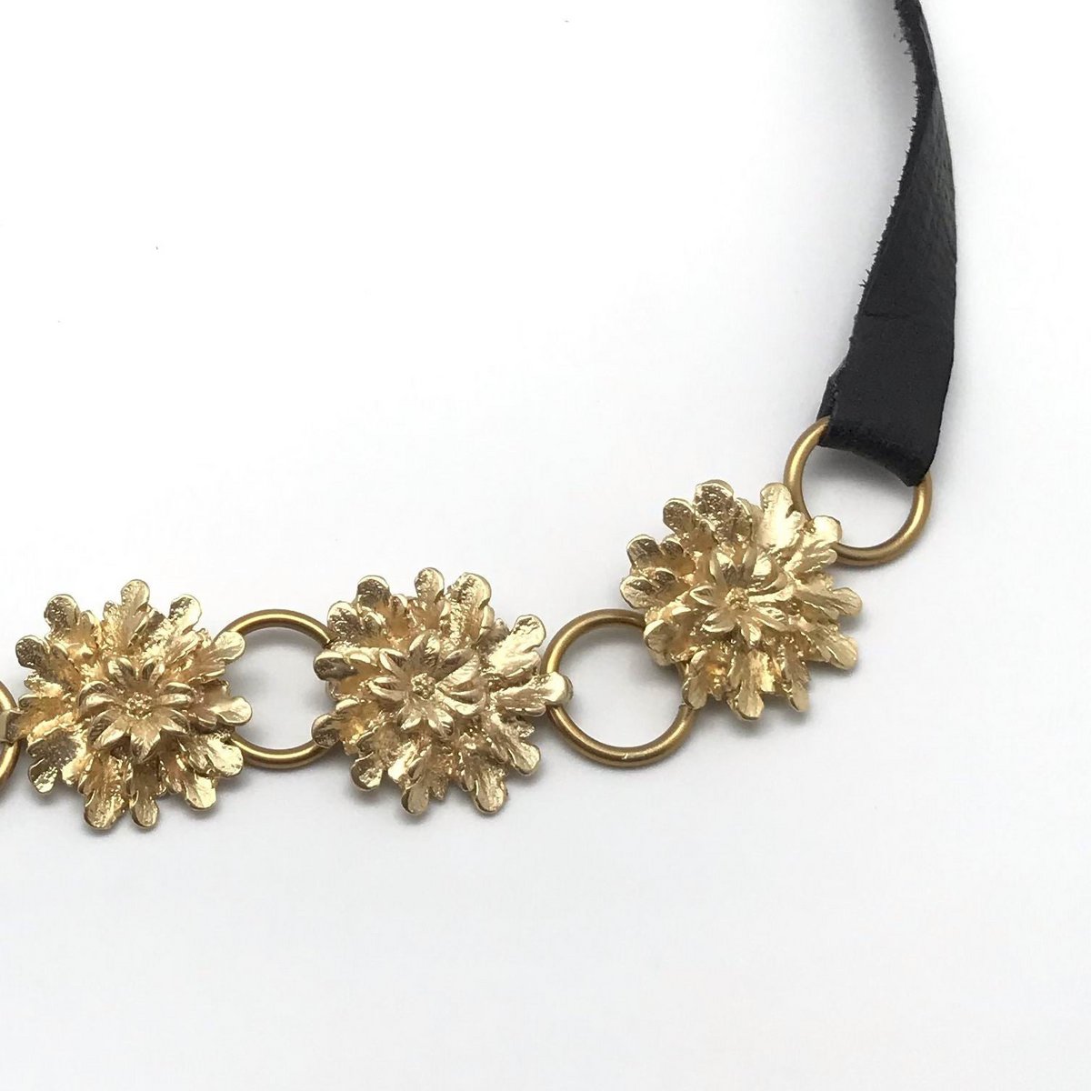 Cinturón piel y metal dorado Rosetón. Talla 110