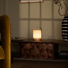Avery lysebrun genopladelig træbordslampe