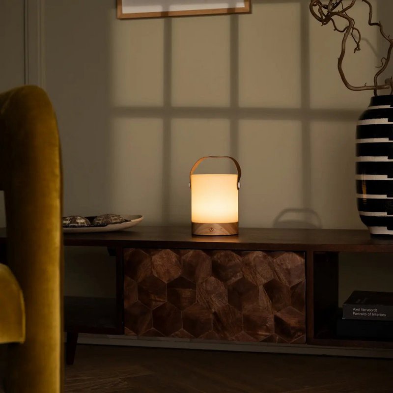 Avery lysebrun genopladelig træbordslampe