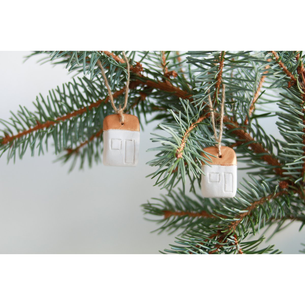 Kerst cadeau: Kerstboomhanger huisjes van  keramiek