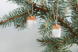 Kerst cadeau: Kerstboomhanger huisjes van  keramiek
