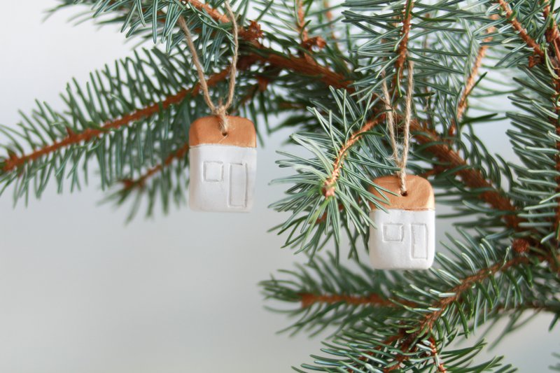 Kerst cadeau: Kerstboomhanger huisjes van  keramiek