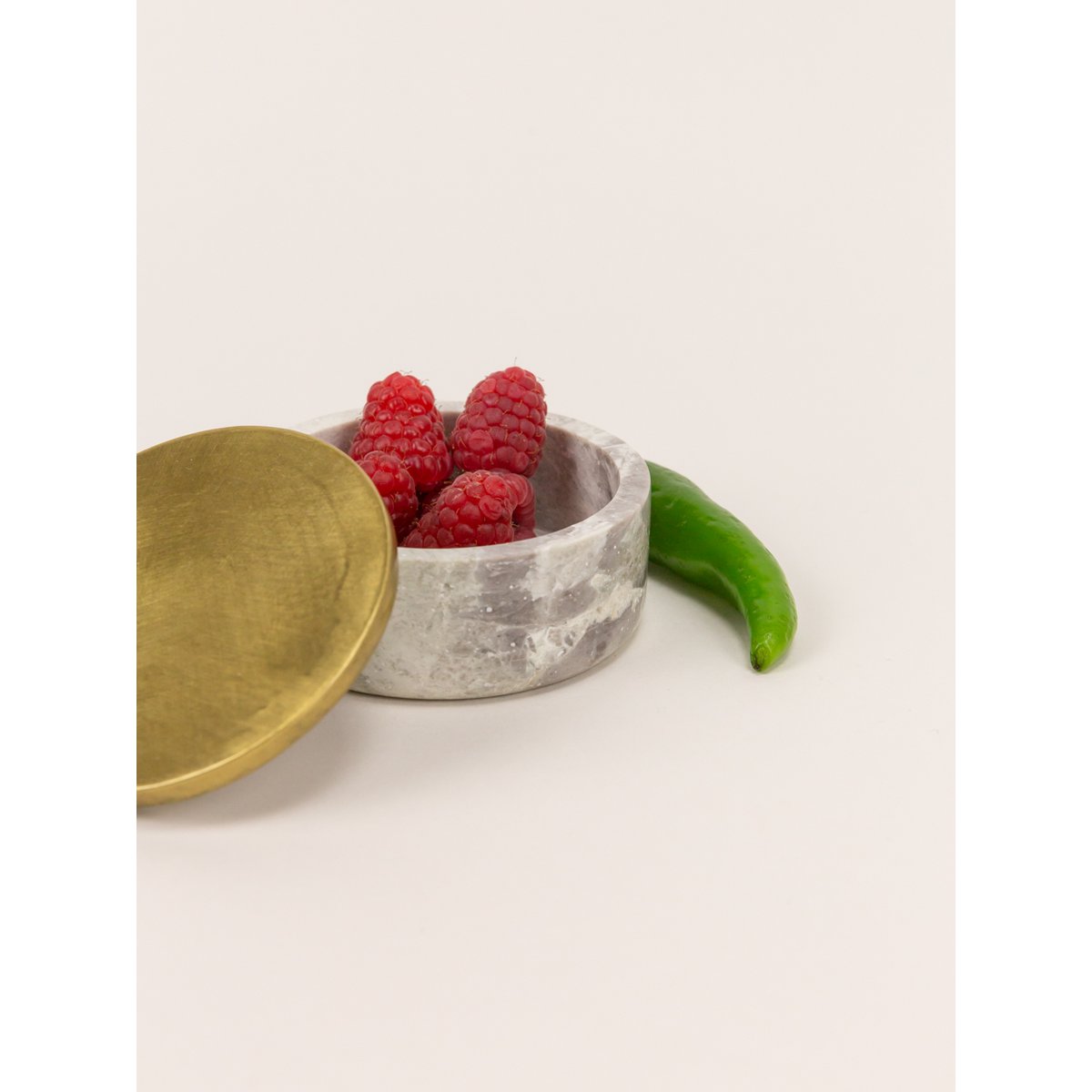 Kleine breite runde Schachtel aus Stein mit kupferfarbenem, messingbeschichtetem Deckel