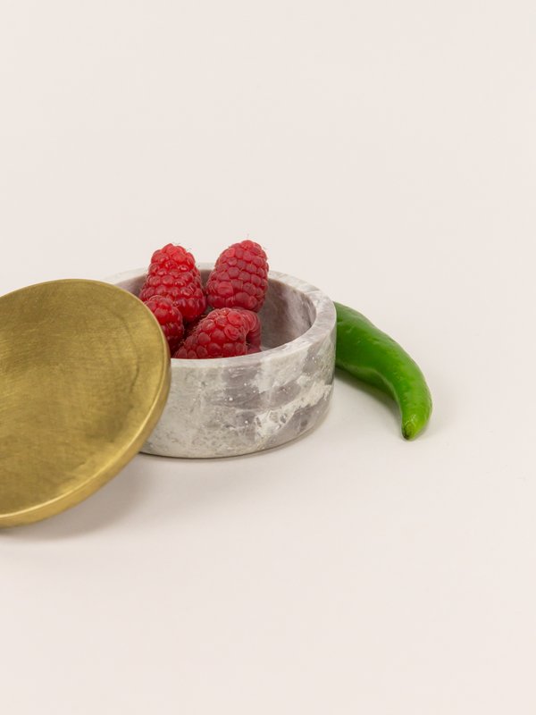 Kleine breite runde Schachtel aus Stein mit kupferfarbenem, messingbeschichtetem Deckel