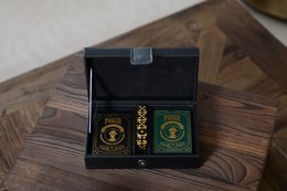 2 giochi di poker e 5 brief di dadi dorati in pelle faux nera