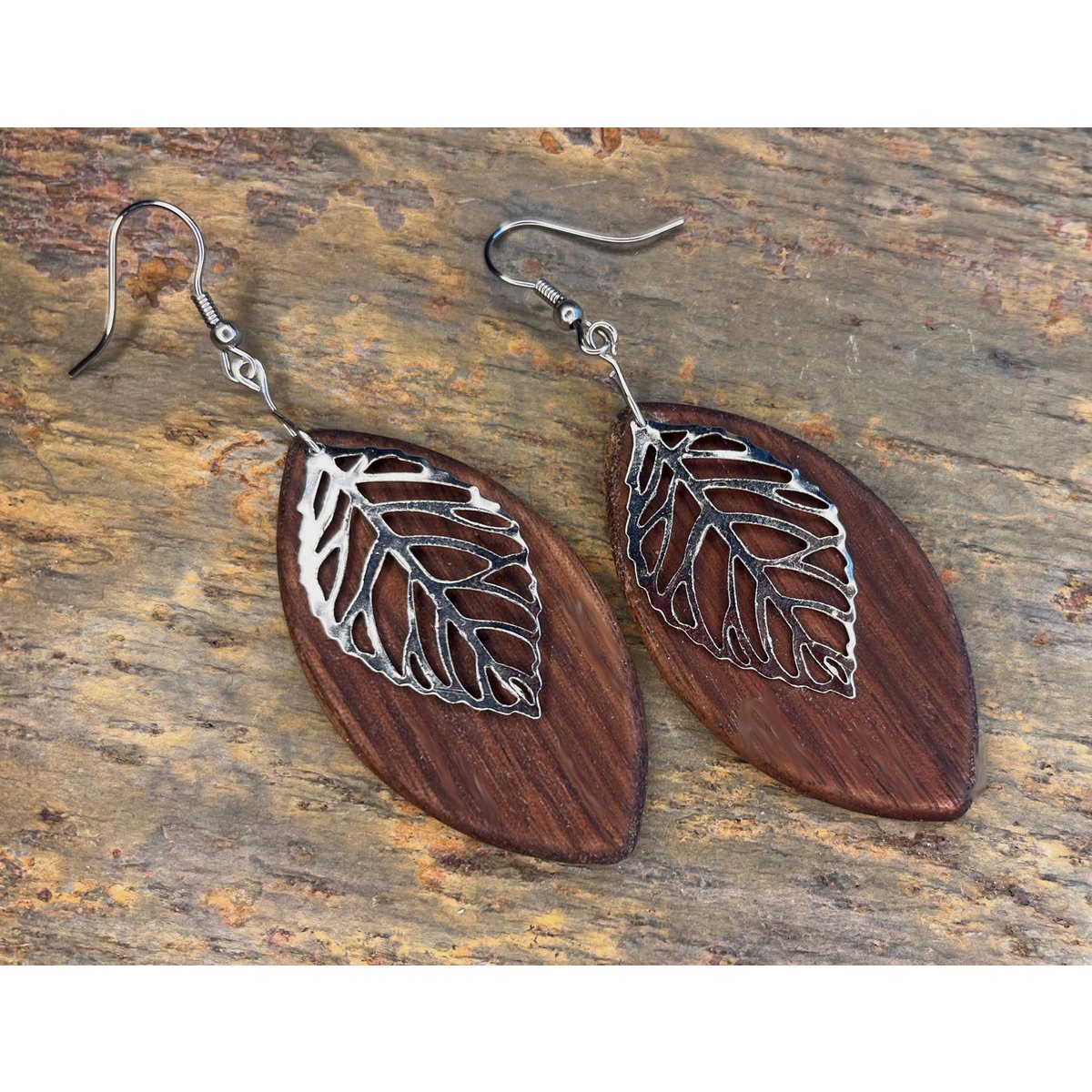 Handgefertigte Ohrringe in Blatt Form aus edlem dunklen Walnuss Nussbaum Holz mit silbernem Anhänger - Natürliche Eleganz und Nachhaltigkeit, tolle Maserung
