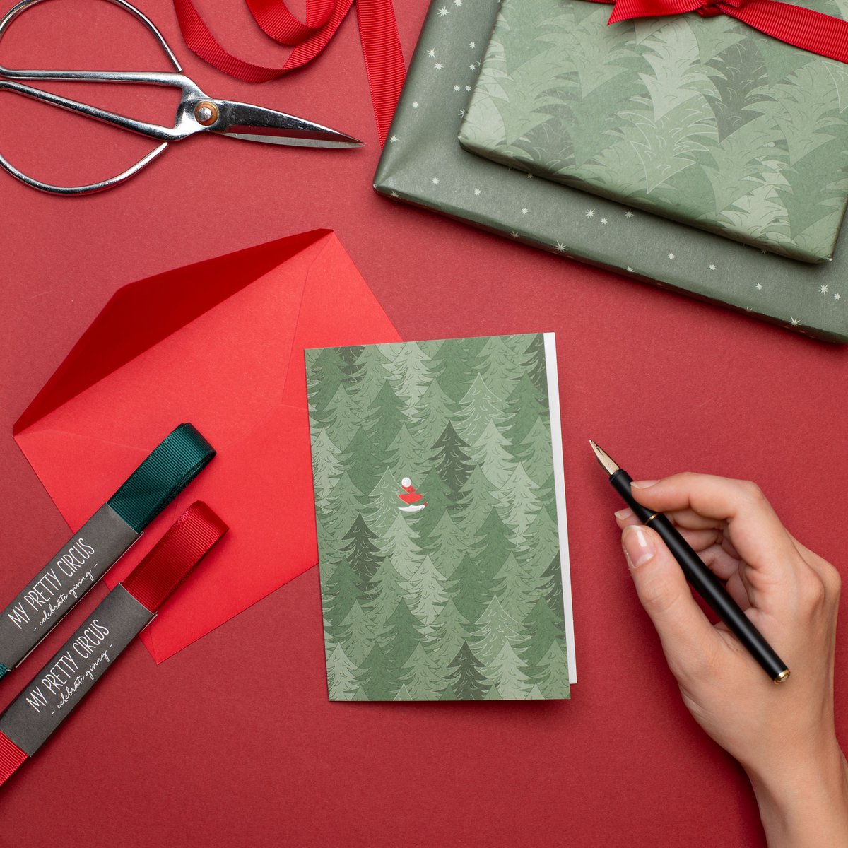 Grüne Weihnachtkarte mit Weihnachtsbäumen und Nikolaus ohne Text - nachhaltige Weihnachtskarte aus 100% Recyclingpapier