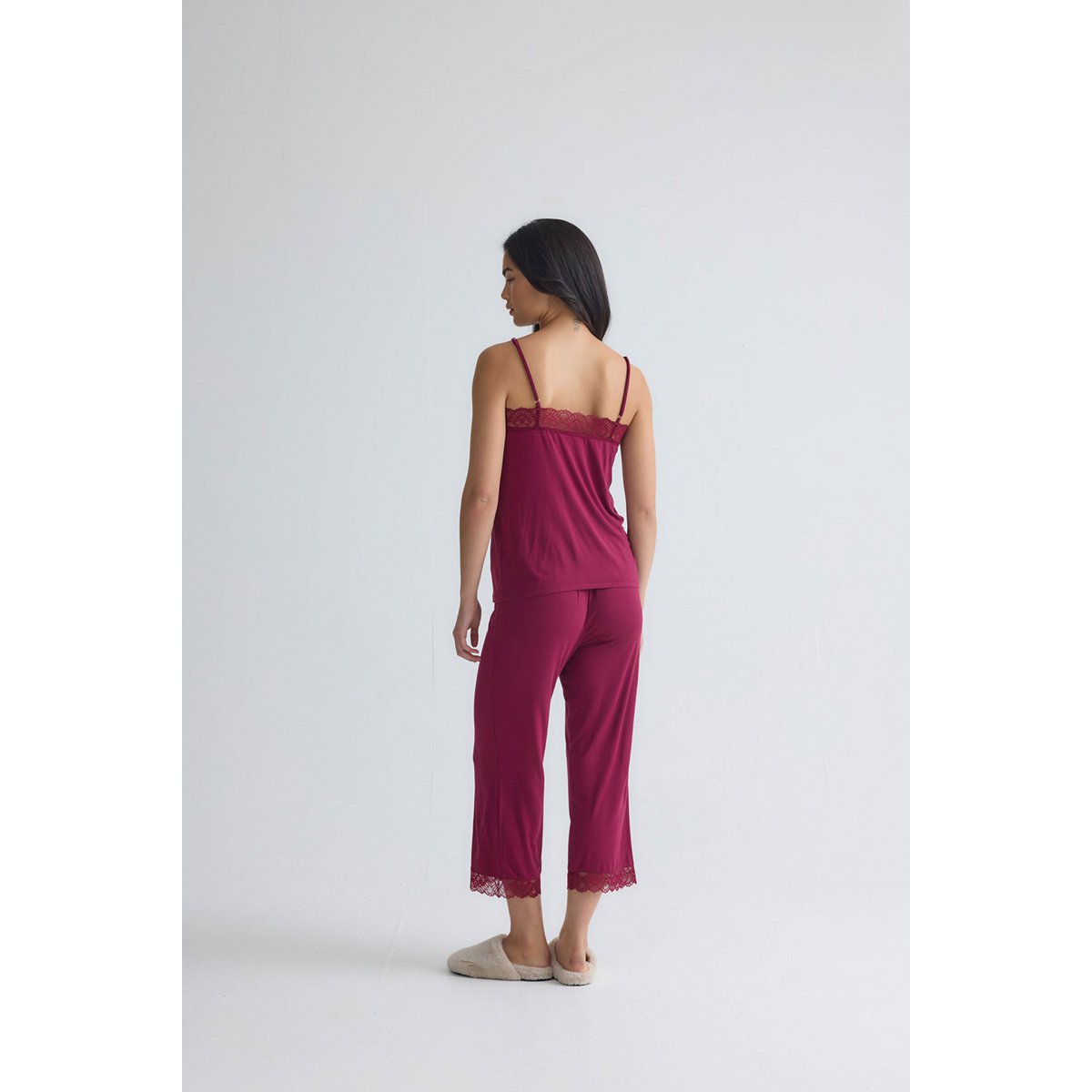 Bamboe kanten cami cropped broekpyjamaset in bordeaux