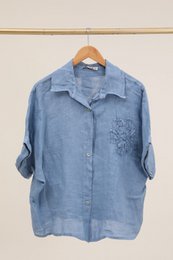 Camicia con un riferimento di fiori di lino. 20341