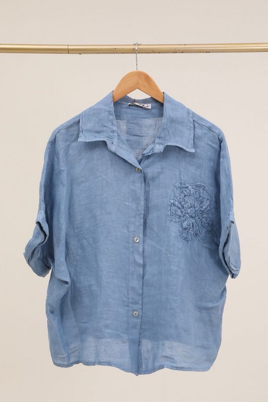 Camicia con un riferimento di fiori di lino. 20341