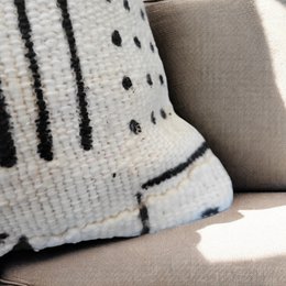 Hvidt malisk 30x50 pudebetræk i mudderstof med primitivt afrikansk håndstempeldesign