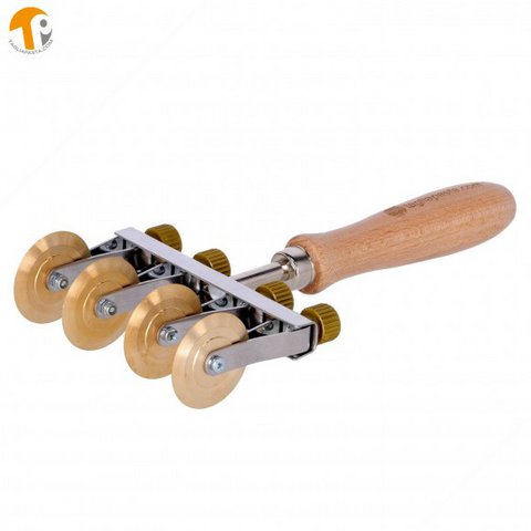 Adjustable pasta cutter with 4 brass smooth blades