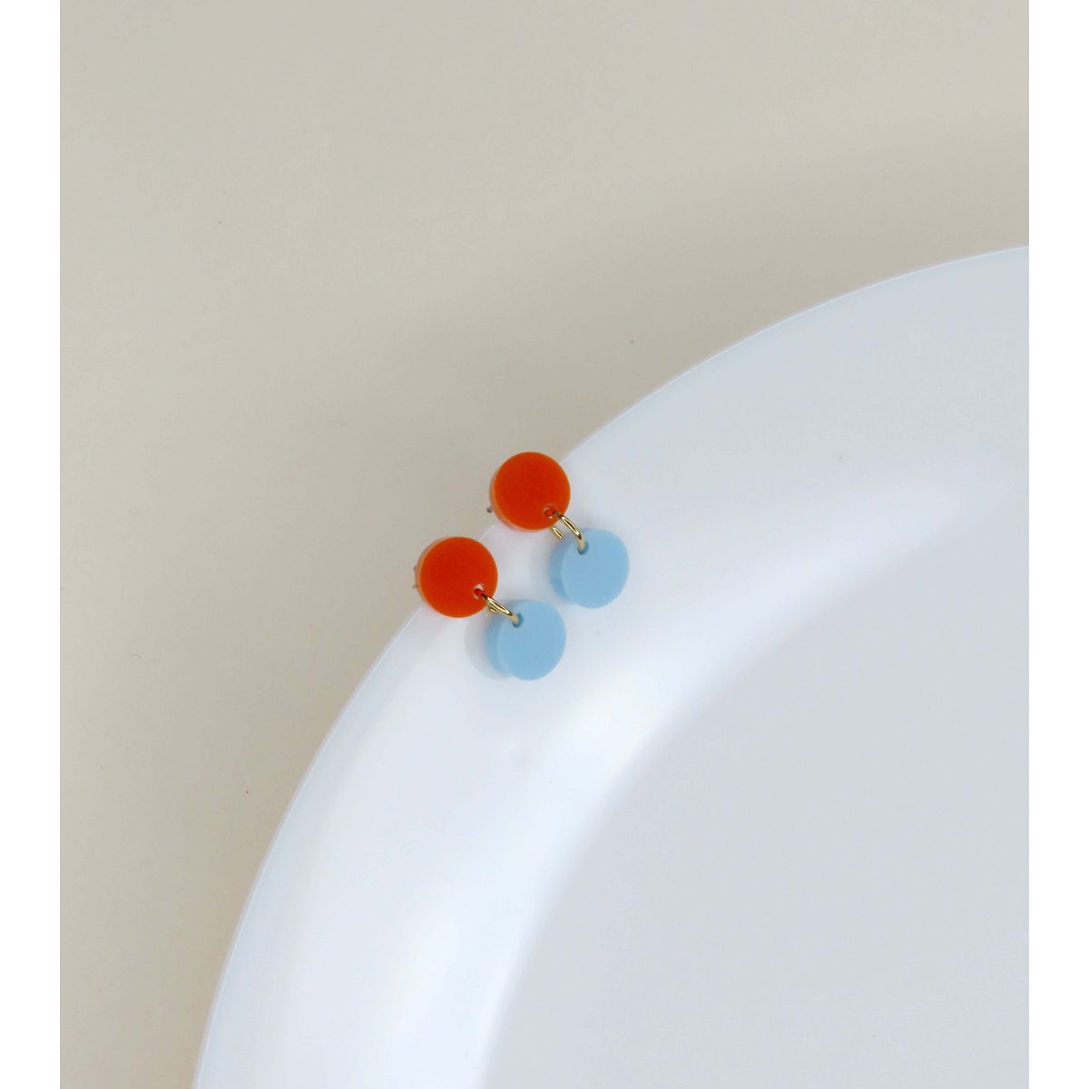 Dotty acryl oorbellen in oranje lichtblauw